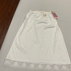 𝅺VINTAGE NWT Lady Ester white half slip size small